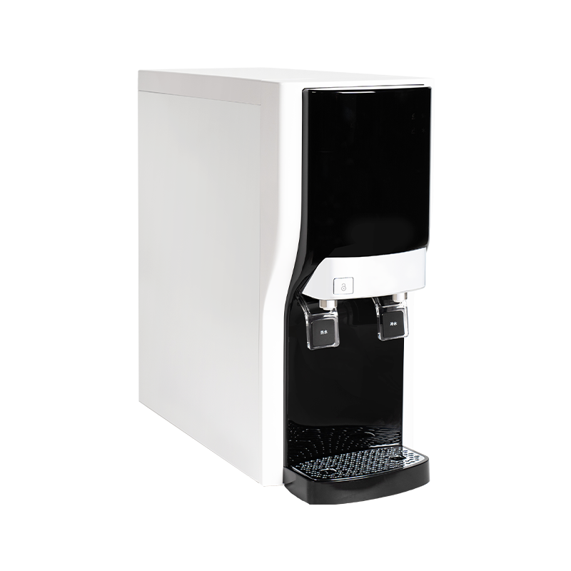 Aanrecht met sprankelende waterdispenser voor thuis met filter